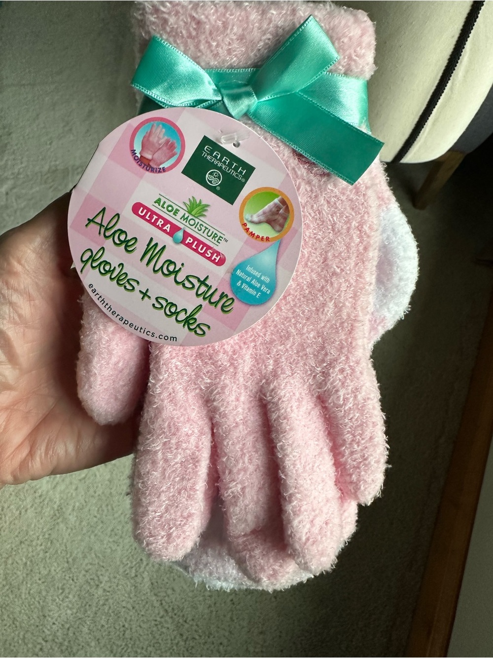 NWT Earth Therapeutics Aloe Moisture Gloves + Socks Set Pink